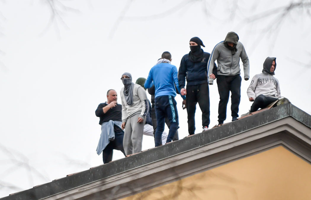 Miopia e astigmatismo: riflessioni sulle rivolte in carcere.